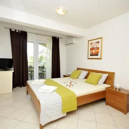 Moonlight - Two Bedroom With Sea View Terrace Family Apartment Trogir
